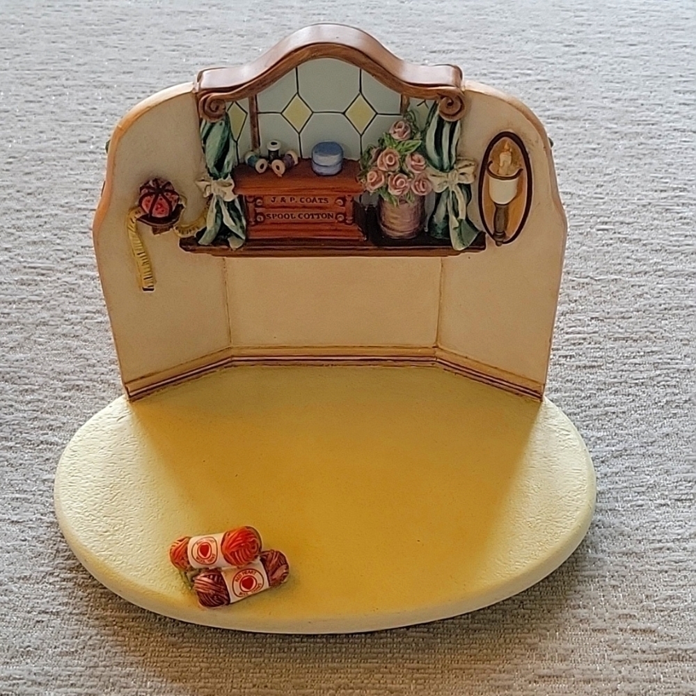 GOEBEL 1999 Hummelscapes quilting bee stand.  1047-D Great condition.